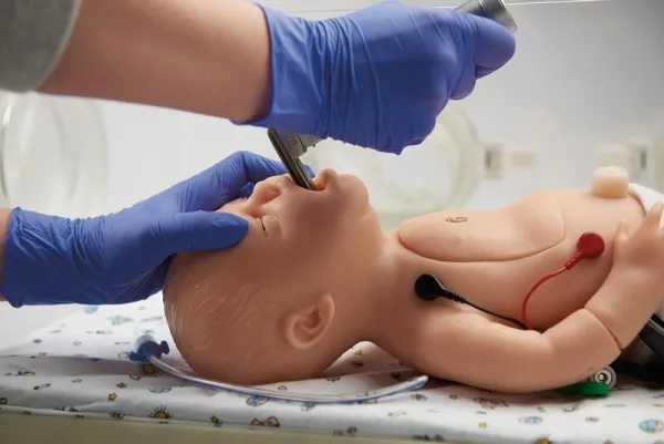 Baby C.H.A.R.L.I.E. Simulator zur neonatalen Wiederbelebung ohne EKG