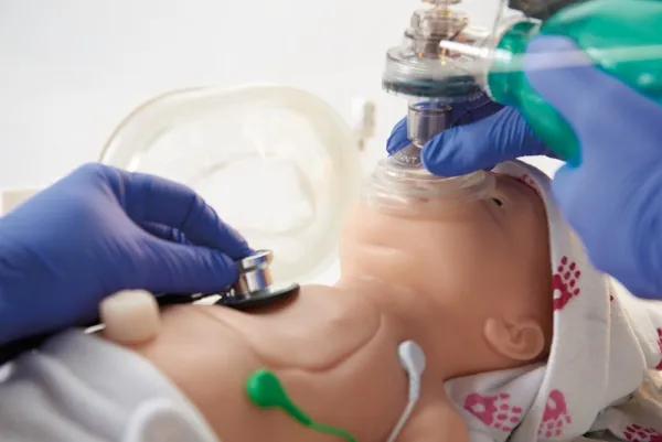 Baby C.H.A.R.L.I.E. Simulator zur neonatalen Wiederbelebung ohne EKG
