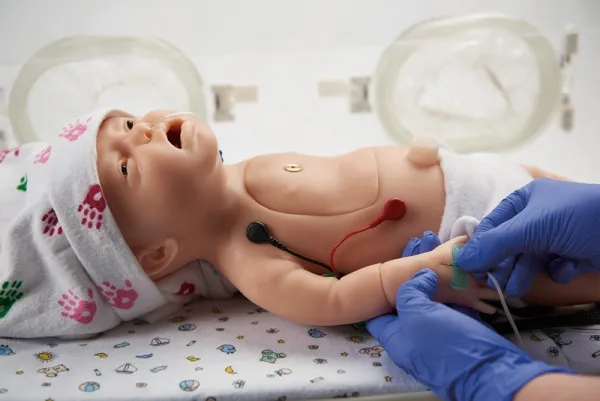 Baby C.H.A.R.L.I.E. Simulator zur neonatalen Wiederbelebung ohne EKG
