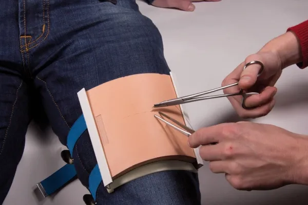 Hautnaht-Pad-Halter für Simulationspatienten