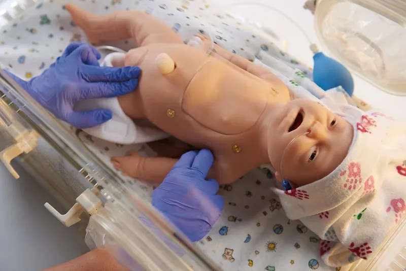 Baby C.H.A.R.L.I.E. Simulator zur neonatalen Wiederbelebung ohne EKG
