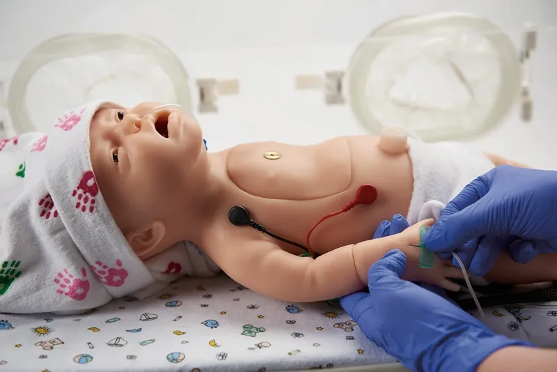 Baby C.H.A.R.L.I.E. Simulator zur neonatalen Wiederbelebung ohne EKG