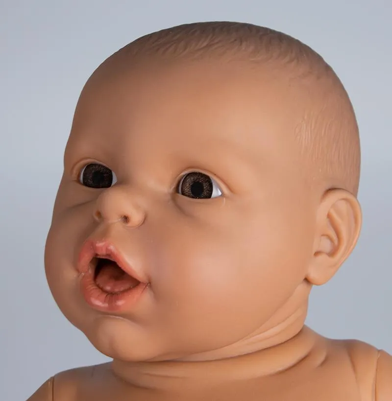 Eltern-Übungsbaby, weiblich, mittlere Hautfarbe