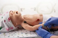 Baby C.H.A.R.L.I.E. Simulator zur neonatalen Wiederbelebung mit EKG