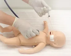 Erweiterte Neugeborenen Pflege- und Notfallpuppe „Plus II“
