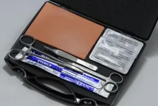 Nahttrainingsset mit mittelgroßem 5- lagigem RealSuture Nahtpad ohne Gefässe hellhäutig